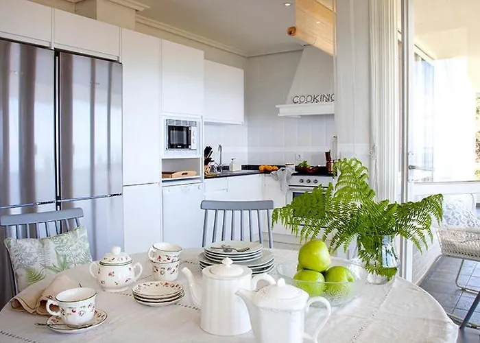 Wishome-Casa Muy Grande Con Precioso Jardin Y Piscina En Comillas קומיאס