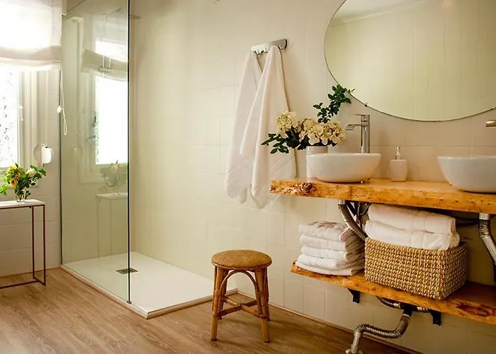 Wishome-Casa Muy Grande Con Precioso Jardin Y Piscina En Comillas קומיאס