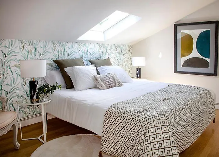 Wishome-Casa Muy Grande Con Precioso Jardin Y Piscina En Comillas קומיאס