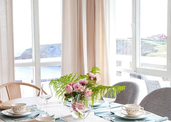 Wishome-Casa Muy Grande Con Precioso Jardin Y Piscina En Comillas וילה קומיאס