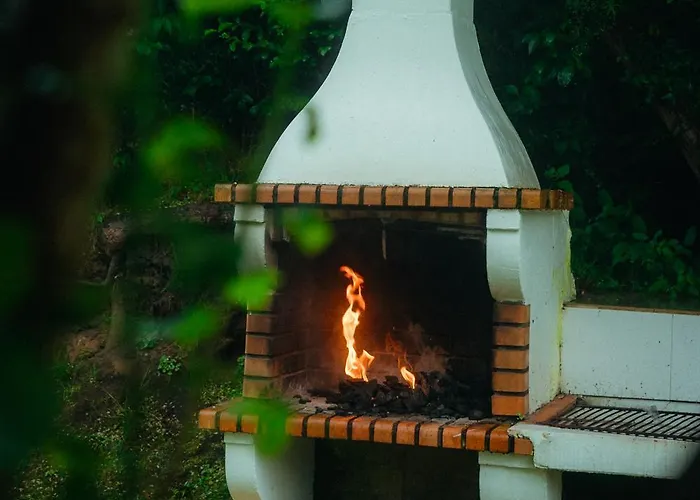 Wishome-Casa Muy Grande Con Precioso Jardin Y Piscina En Comillas וילה קומיאס